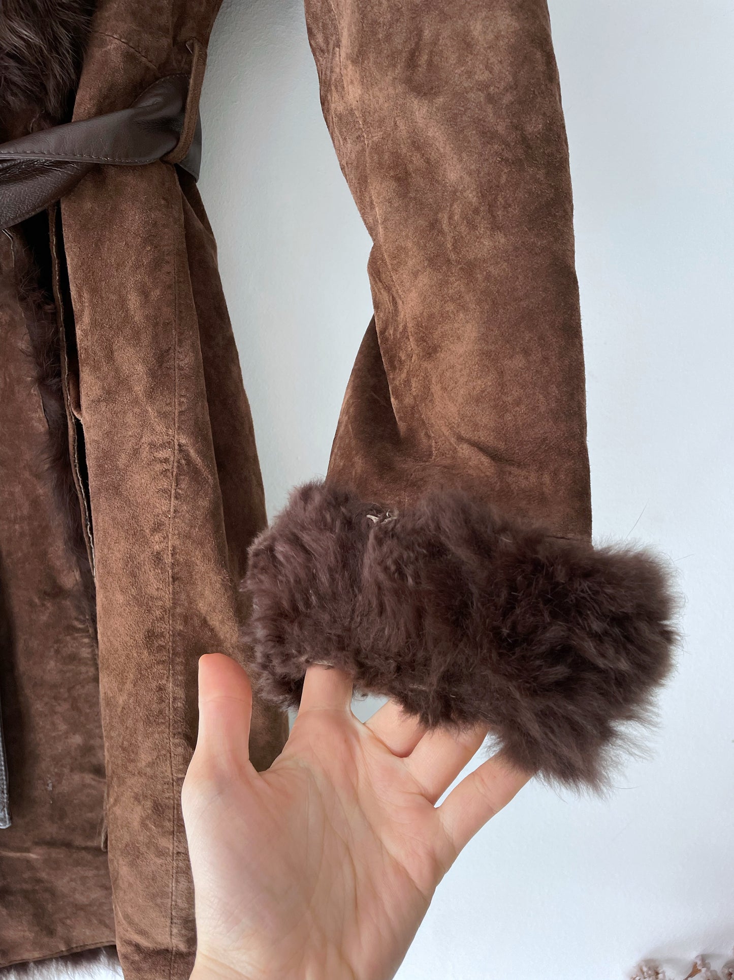 Suede coat with a fur collar.