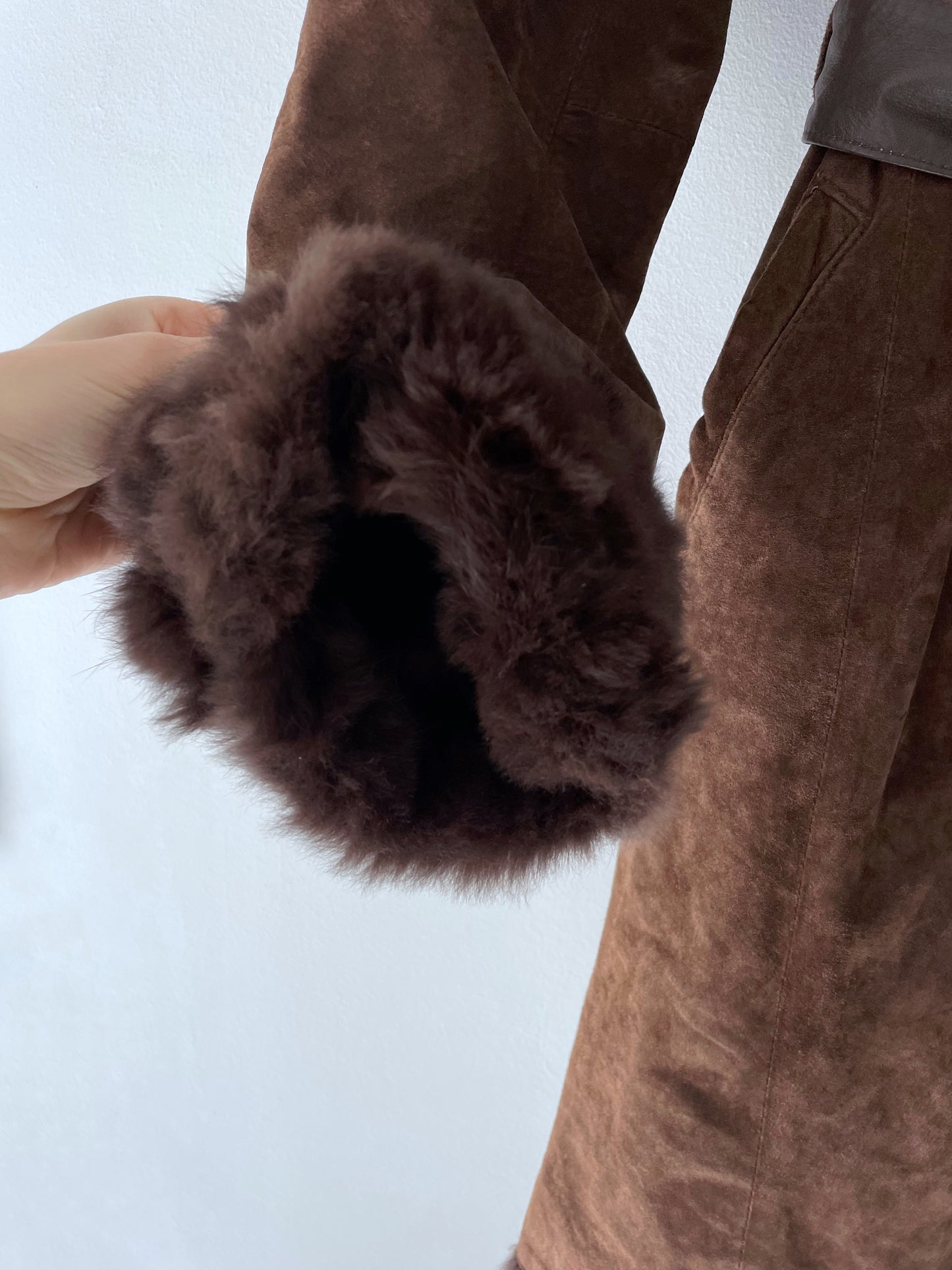 Suede coat with a fur collar.