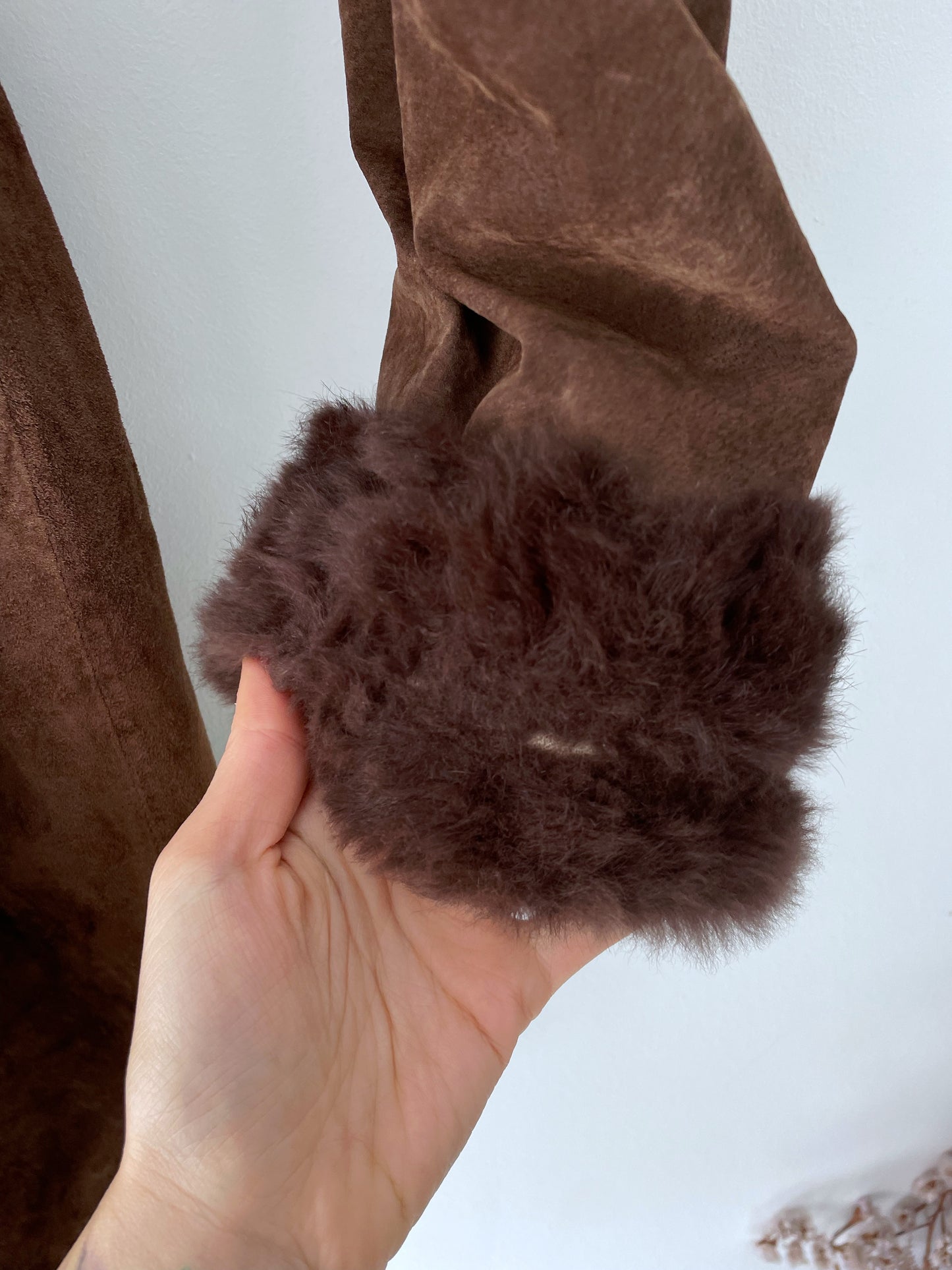 Suede coat with a fur collar.