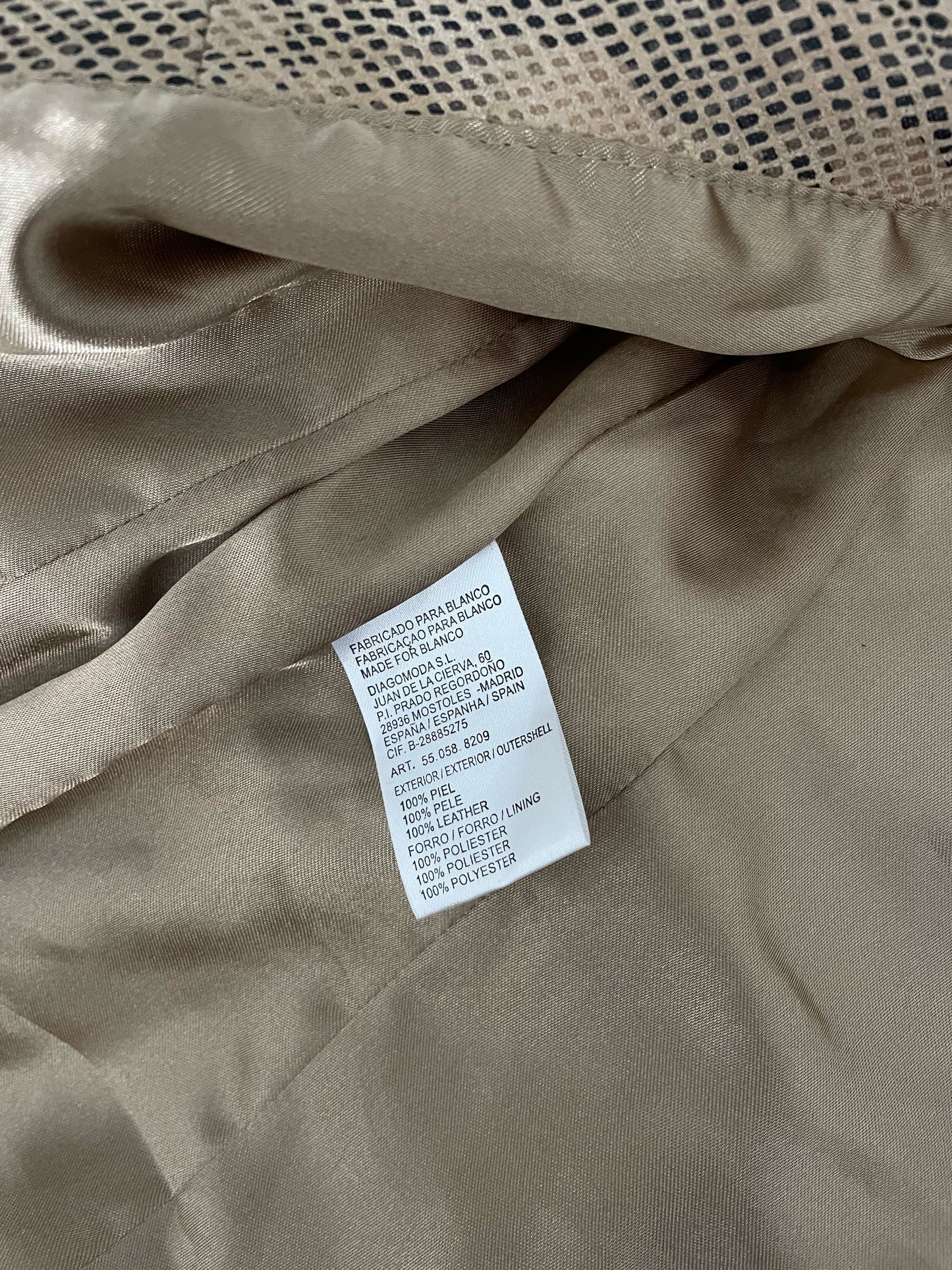 Chaqueta de piel con estampado de piel de serpiente.