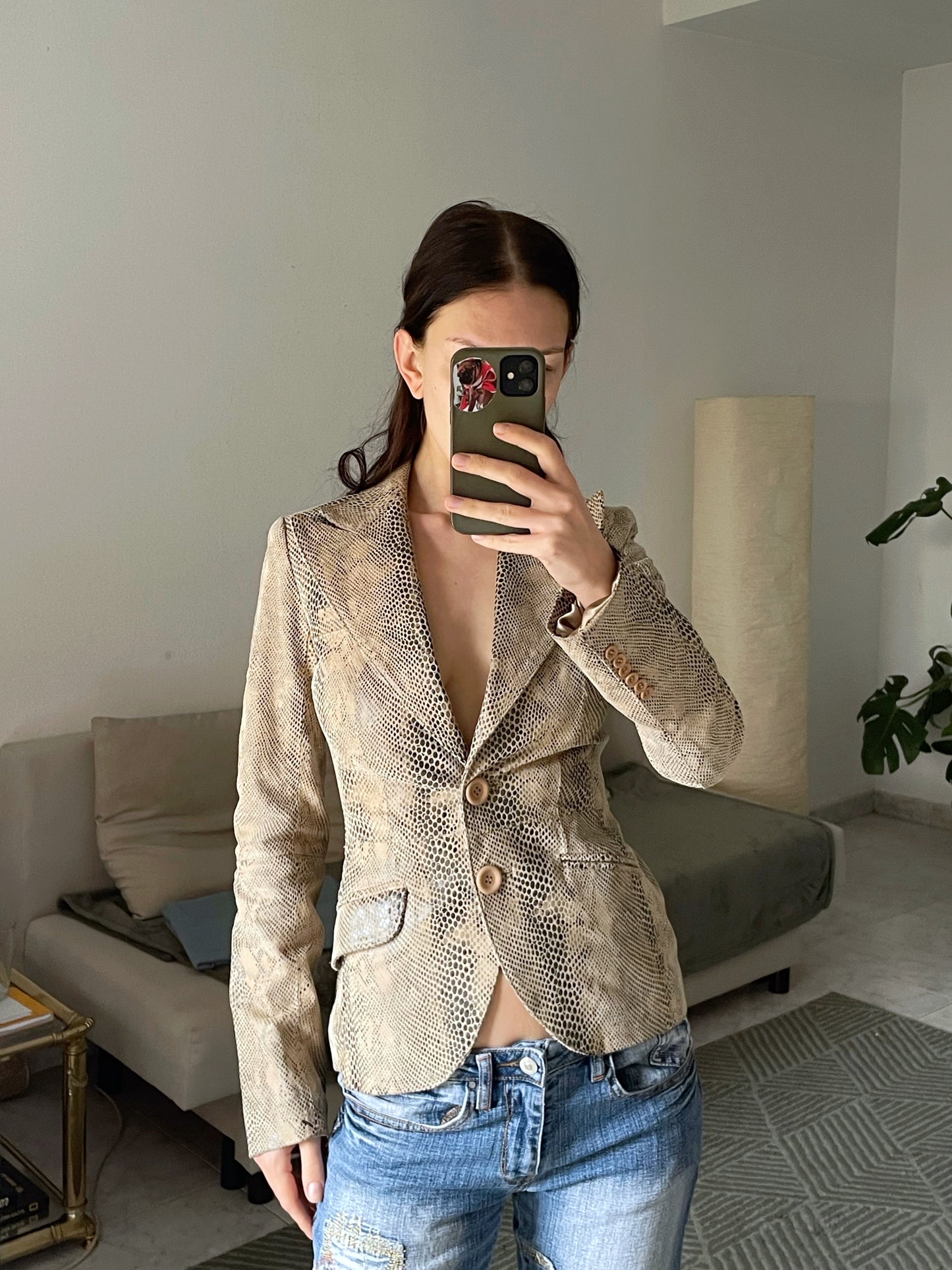 Chaqueta de piel con estampado de piel de serpiente.