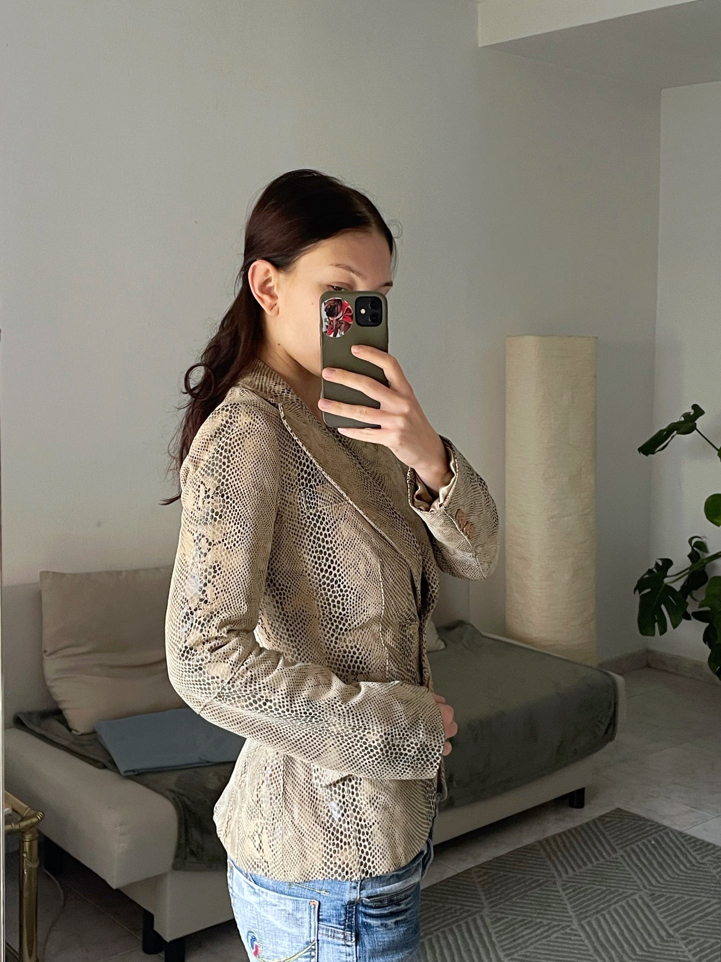 Chaqueta de piel con estampado de piel de serpiente.
