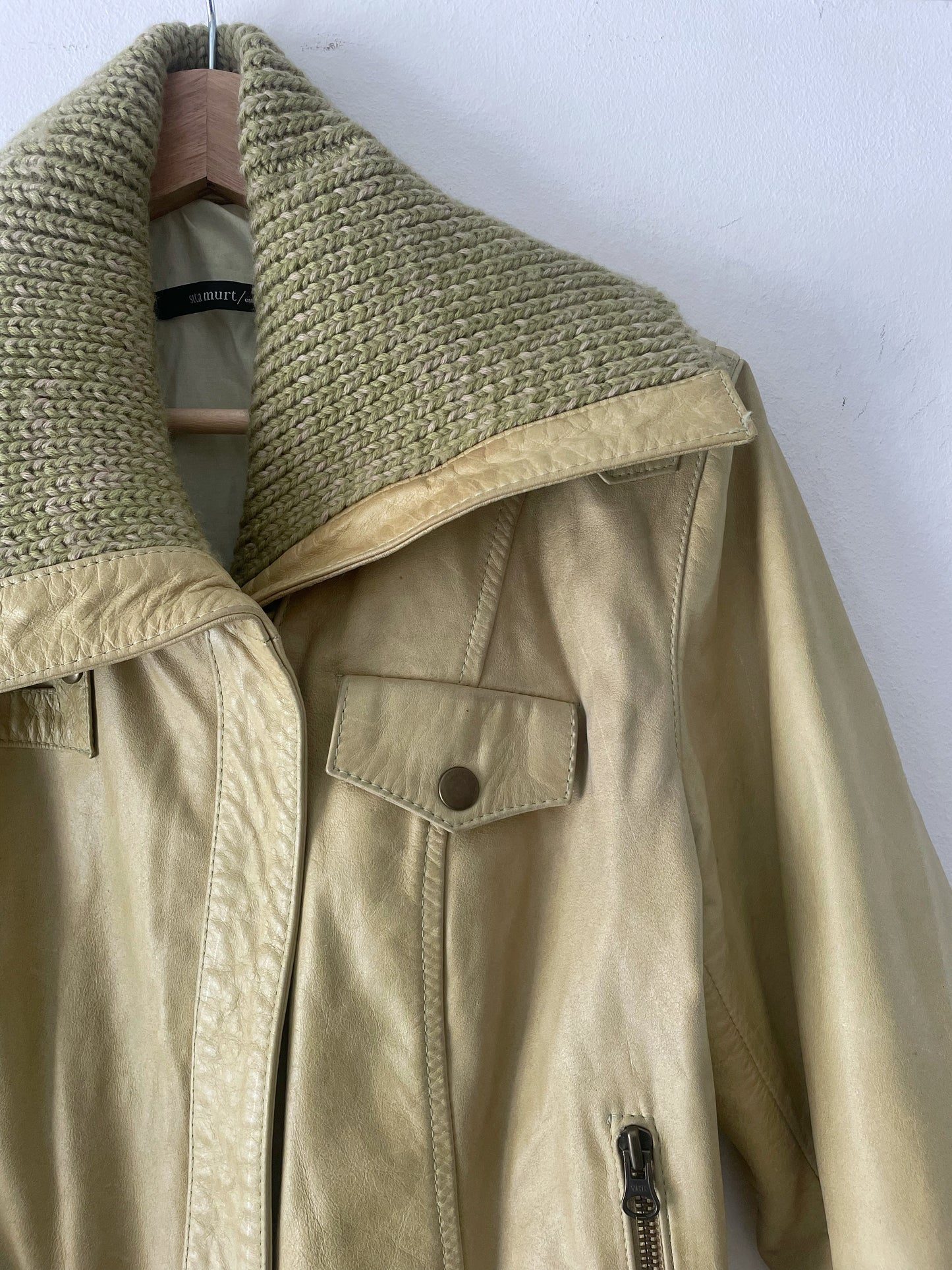 Chaqueta corta de cuero natural