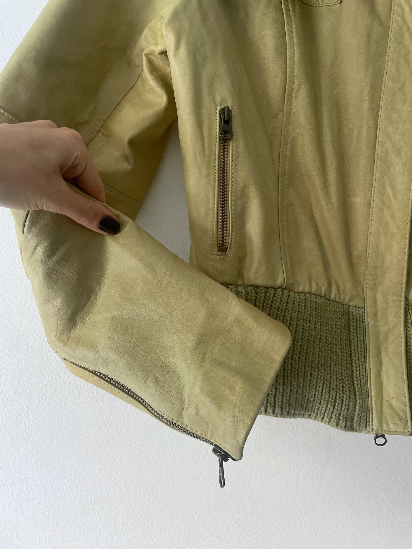 Chaqueta corta de cuero natural
