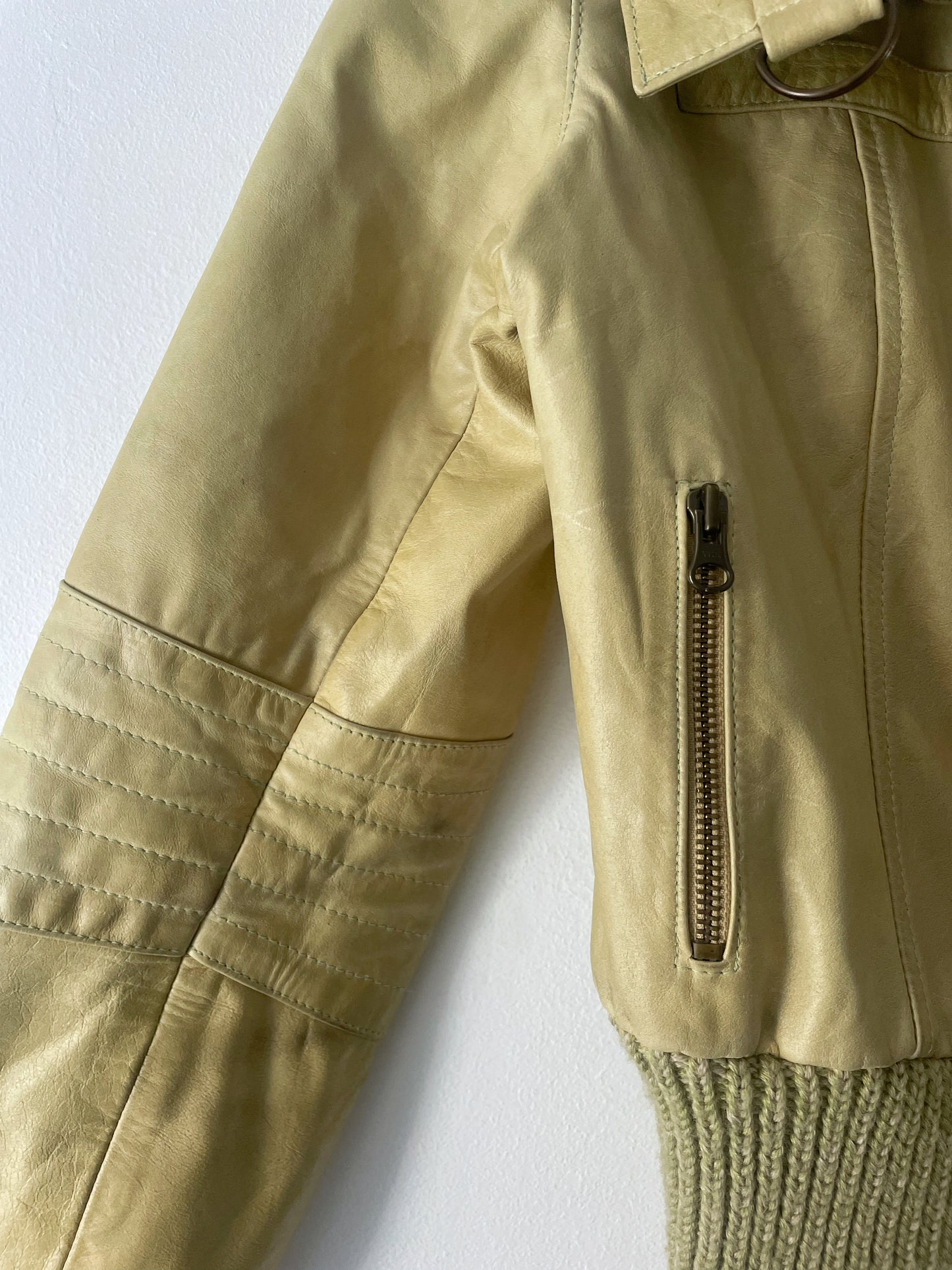 Chaqueta corta de cuero natural