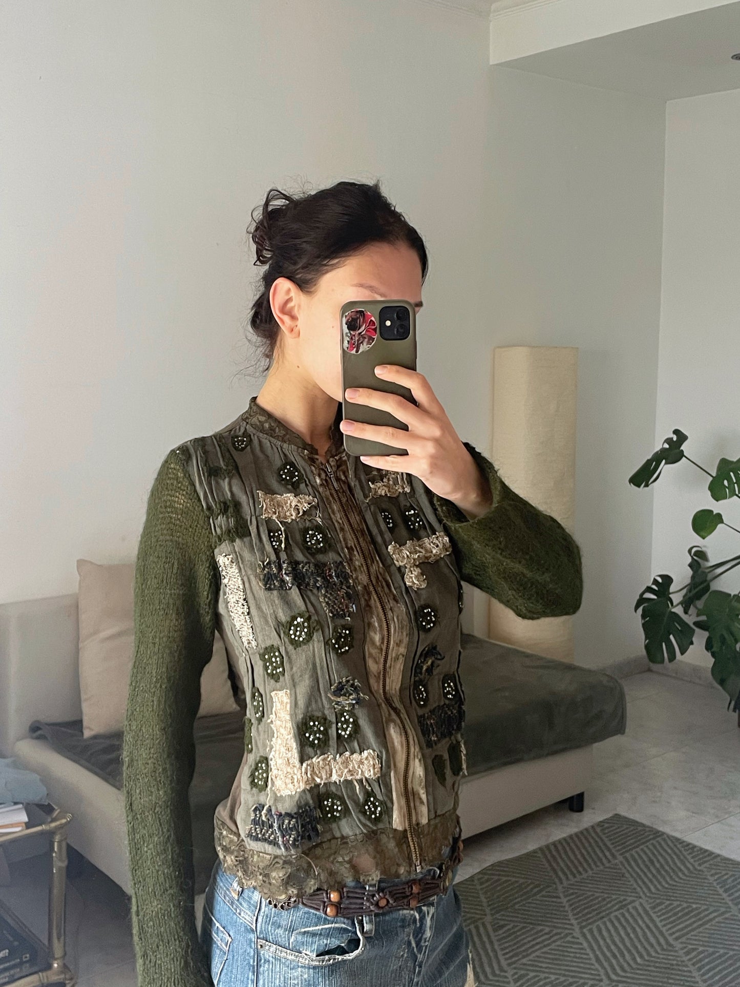Cardigan with an embroidery.