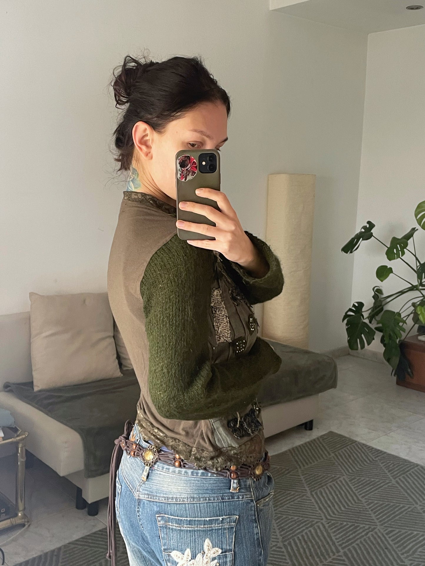Cardigan with an embroidery.