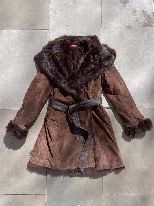 Suede coat with a fur collar.