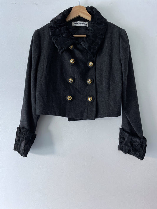 Chaqueta con piel de karakul.