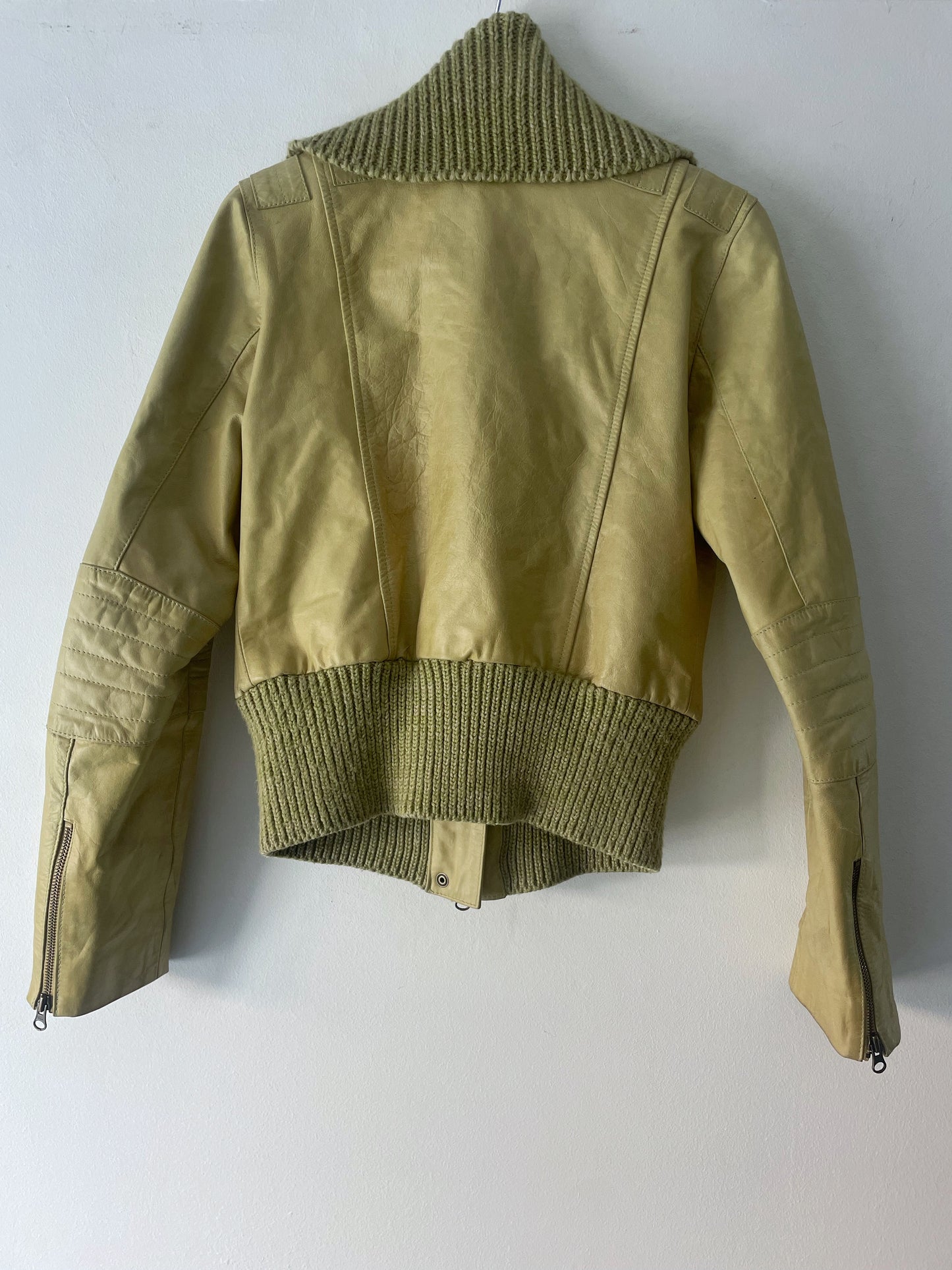 Chaqueta corta de cuero natural