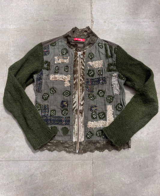 Cardigan with an embroidery.