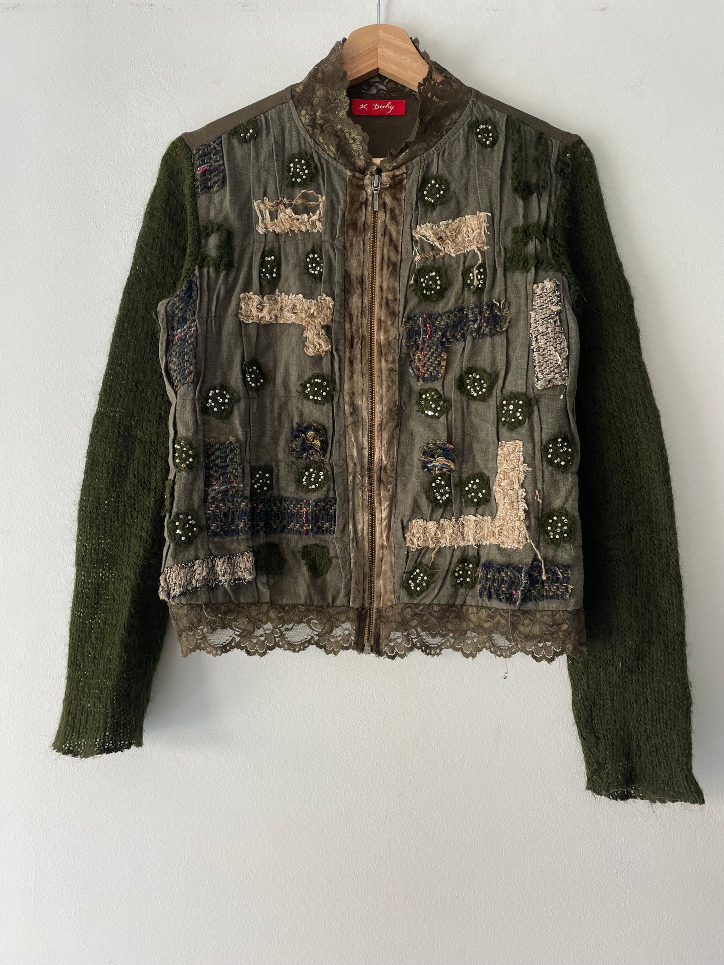 Cardigan with an embroidery.