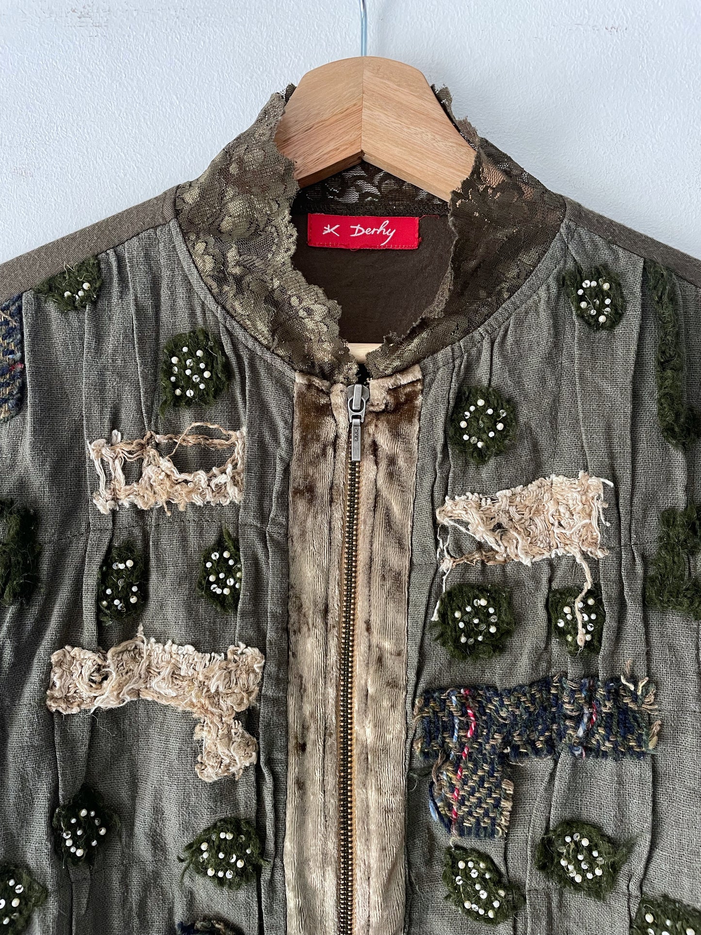 Cardigan with an embroidery.