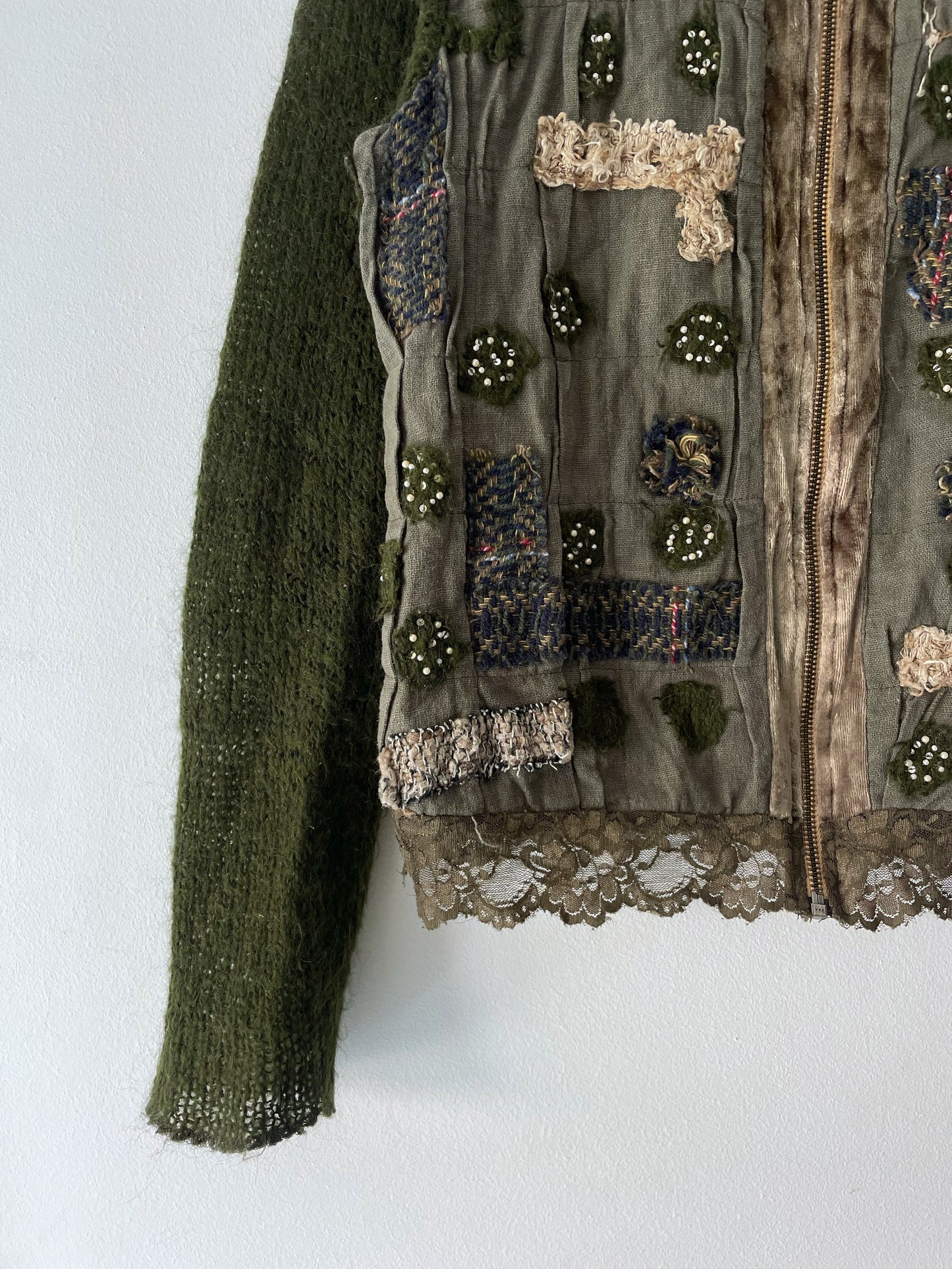 Cardigan with an embroidery.