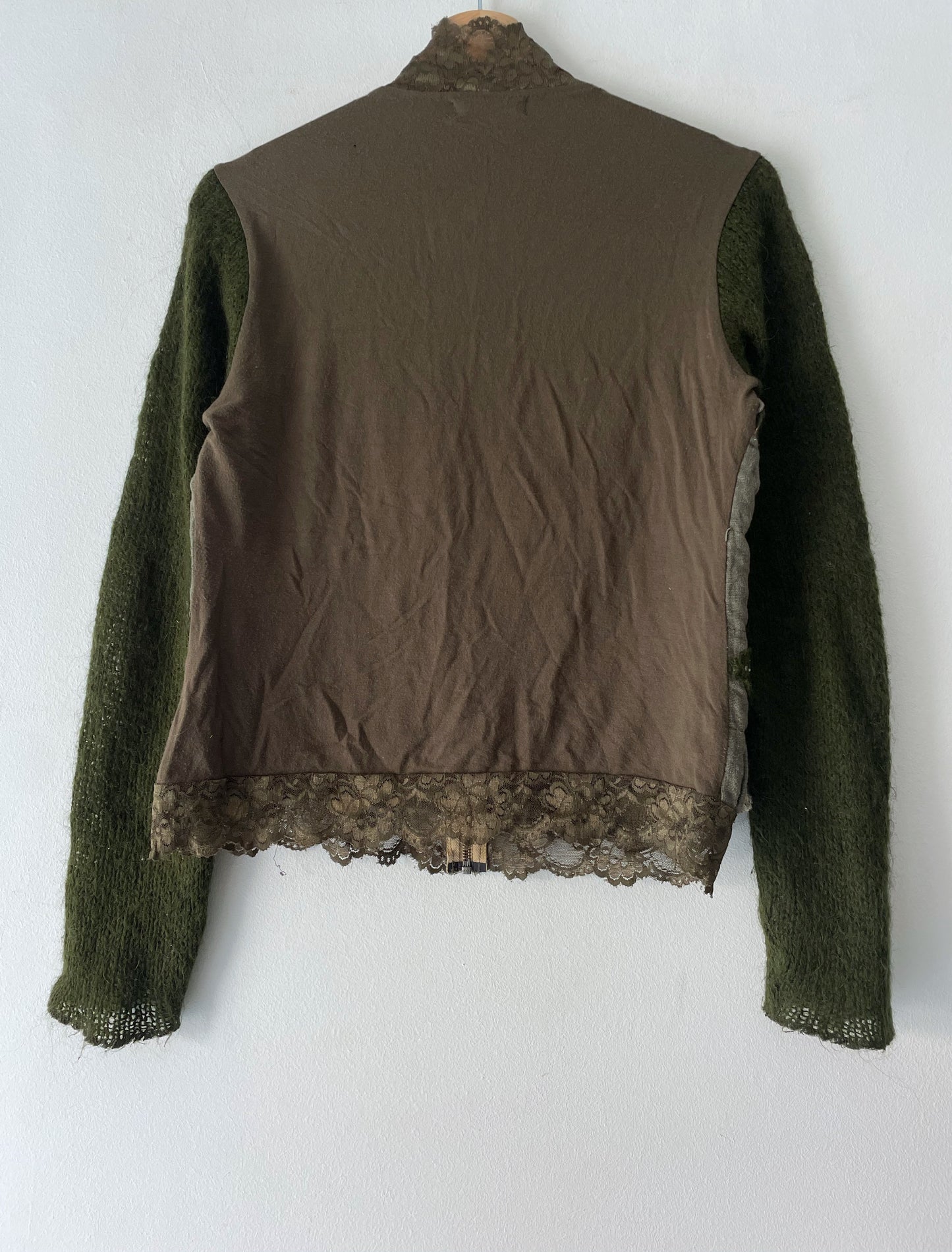 Cardigan with an embroidery.