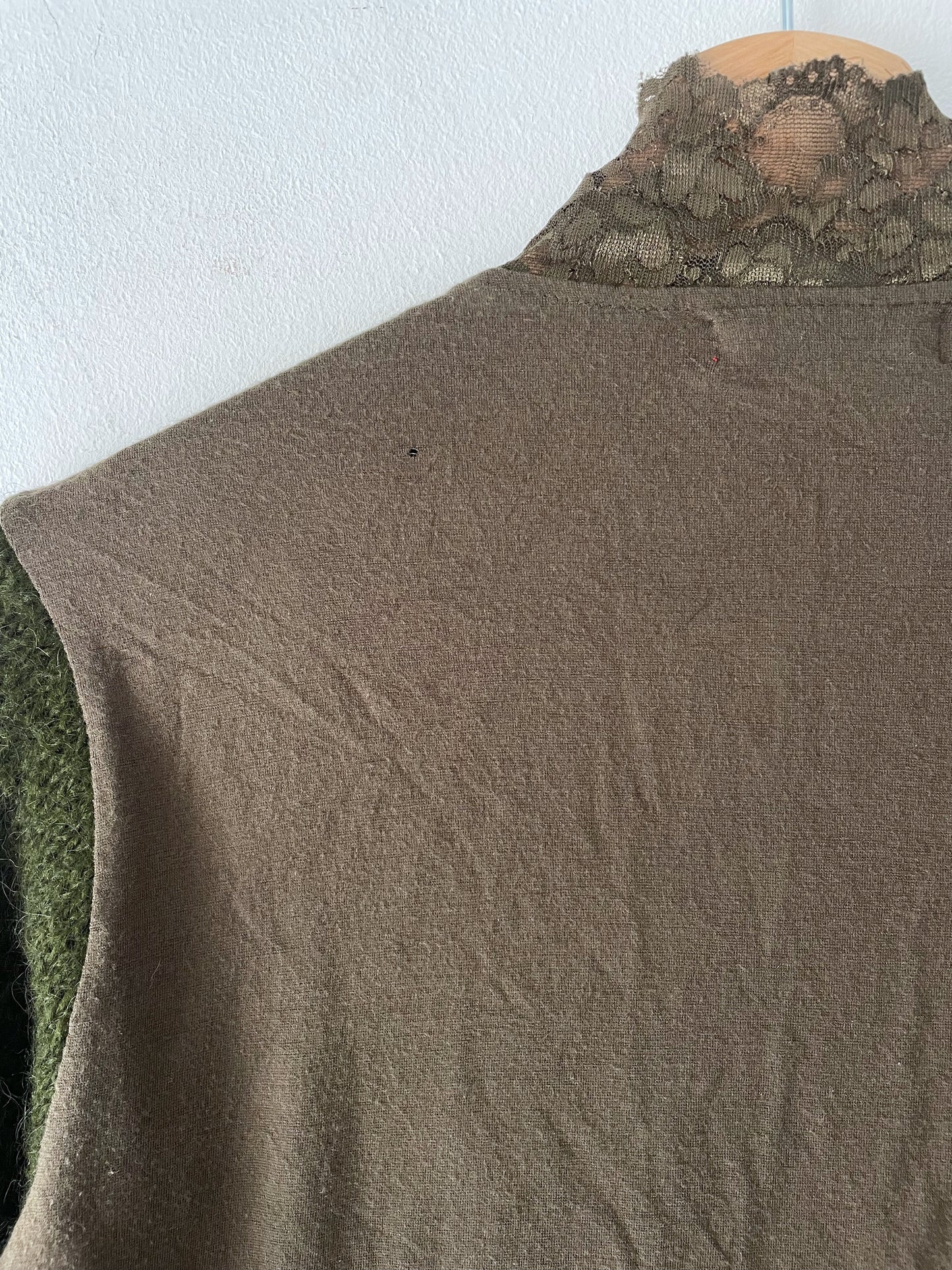 Cardigan with an embroidery.